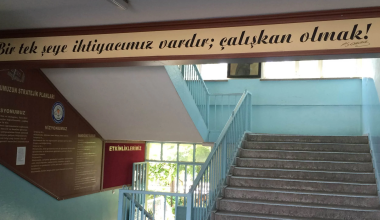 Βίντεο: Η στιγμή που διευθυντής σχολείου στην Τουρκία σπρώχνει μαθητή με αυτισμό από τις σκάλες