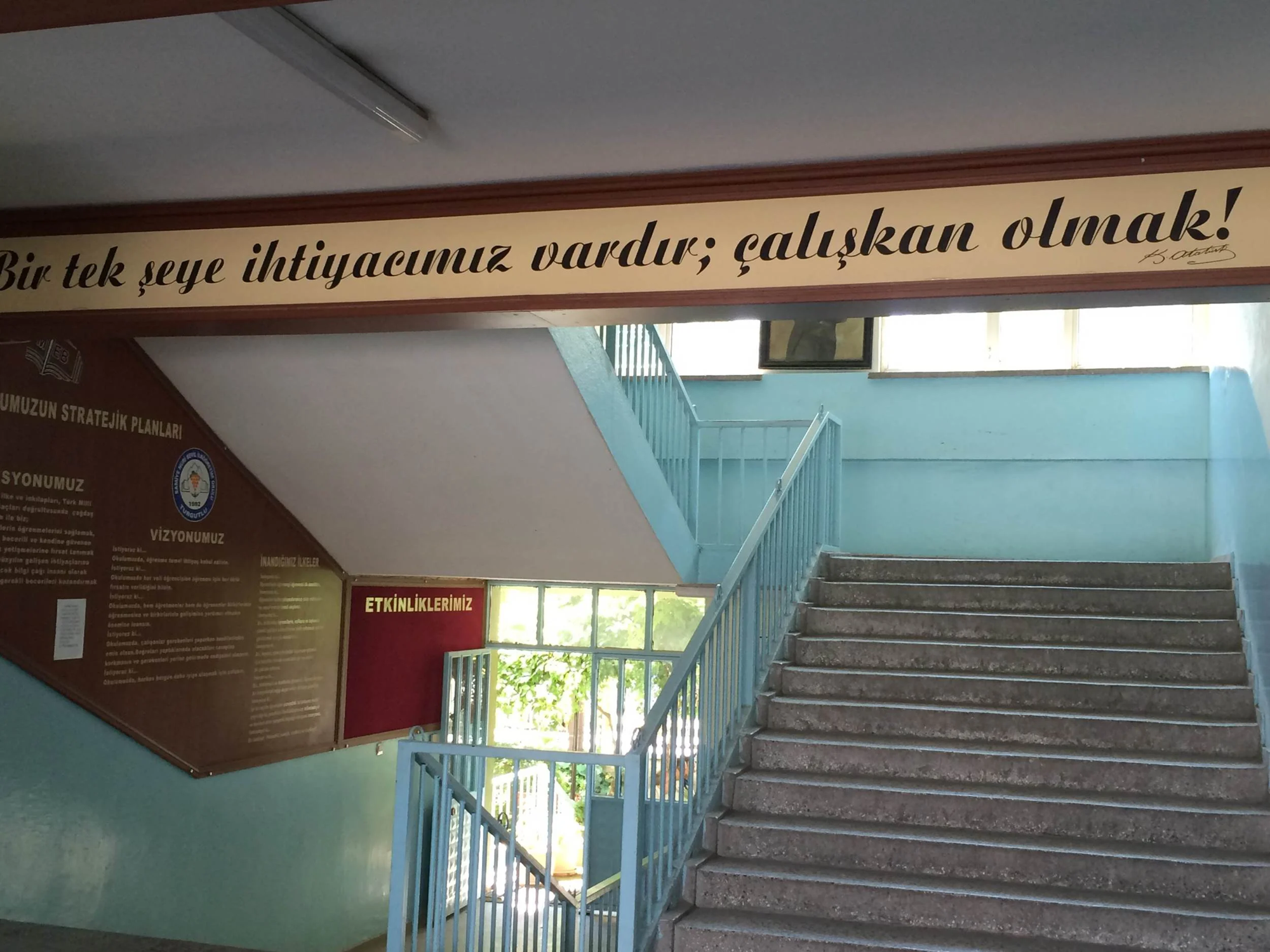 Βίντεο: Η στιγμή που διευθυντής σχολείου στην Τουρκία σπρώχνει μαθητή με αυτισμό από τις σκάλες