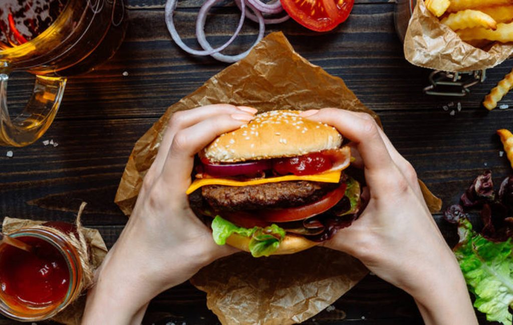 Στην ΜΕΘ του «Γ.Γεννηματάς» 22χρονος που κατάπιε ολόκληρο μπέργκερ χωρίς να το μασήσει! – Συμμετείχε σε challenge!