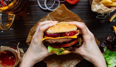 Στην ΜΕΘ του «Γ.Γεννηματάς» 22χρονος που κατάπιε ολόκληρο μπέργκερ χωρίς να το μασήσει! – Συμμετείχε σε challenge!