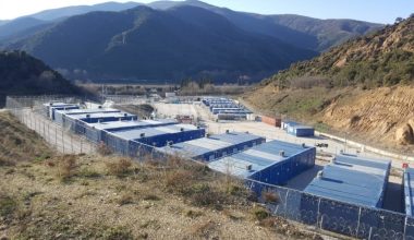 Εξέγερση και απόπειρα απόδρασης από την δομή παράνομων μεταναστών στις Σέρρες – Δύο τραυματίες αστυνομικοί