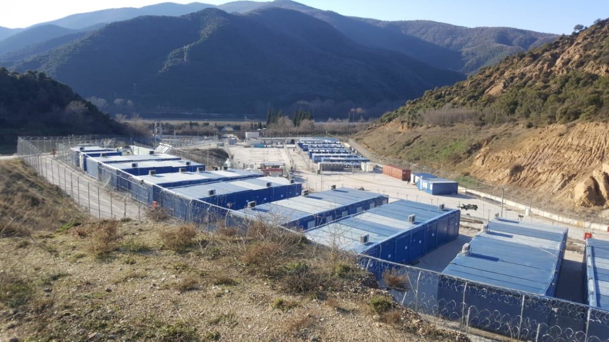 Εξέγερση και απόπειρα απόδρασης από την δομή παράνομων μεταναστών στις Σέρρες – Δύο τραυματίες αστυνομικοί