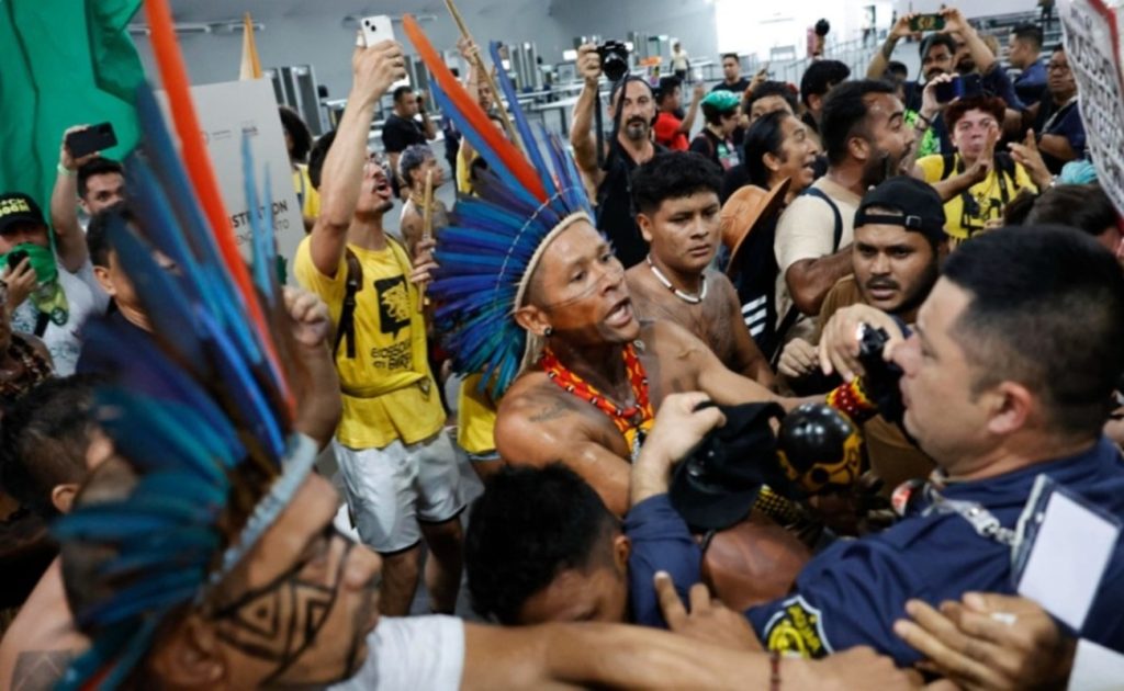 Βραζιλία: Διαδηλωτές εισέβαλαν με κοντάρια στη Διάσκεψη COP30 (βίντεο)