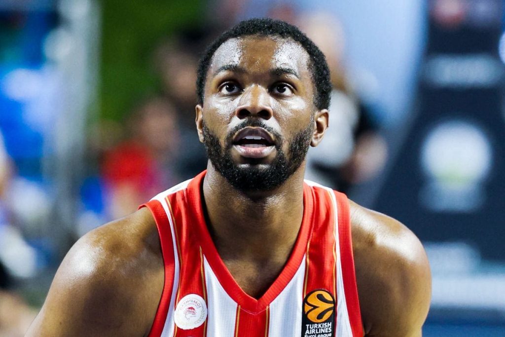 Ολυμπιακός: Tραυματισμένος αποχώρησε ο Κ.Έβανς από τον αγώνα με την Ζάλγκιρις – Μεταφέρθηκε στο νοσοκομείο