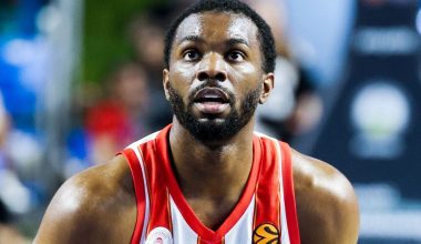 Ολυμπιακός: Tραυματισμένος αποχώρησε ο Κ.Έβανς από τον αγώνα με την Ζάλγκιρις – Μεταφέρθηκε στο νοσοκομείο