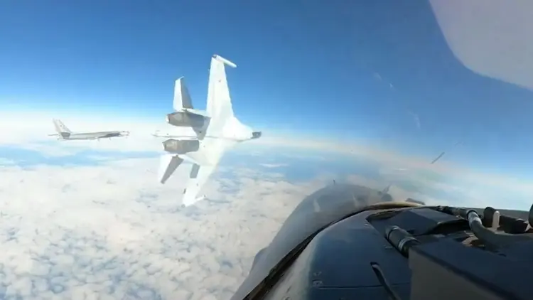 Βίντεο: Ρωσικό Su-35 σχεδόν «κουτουλάει» με αμερικανικό F-16