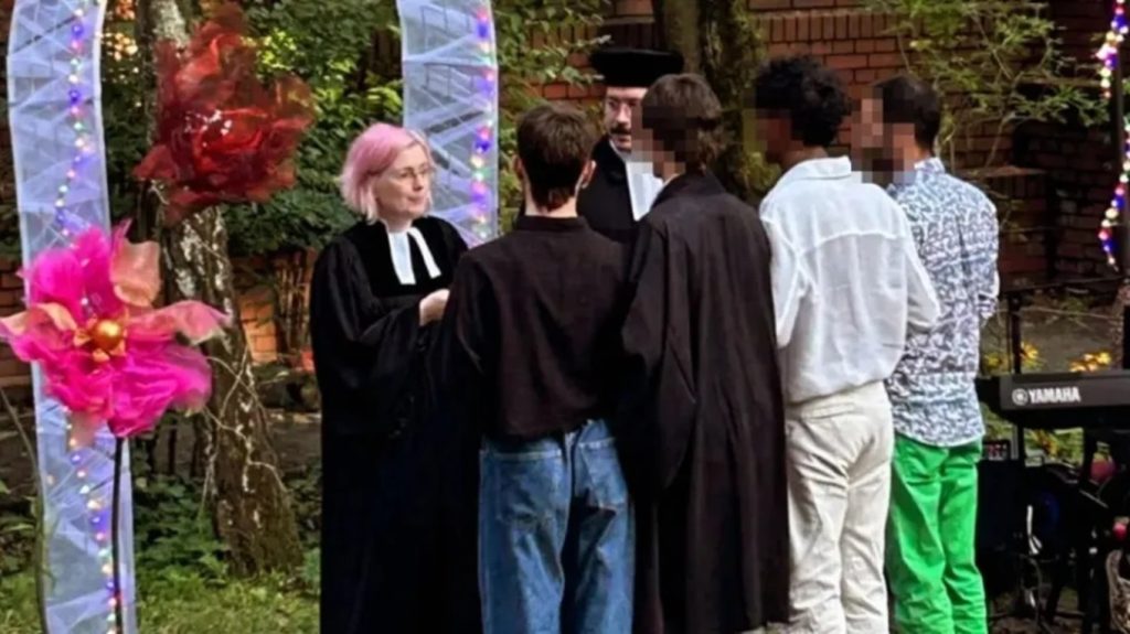 Τι άλλο θα δούμε: Γυναίκα πάστορας στην Γερμανία τέλεσε γάμο μεταξύ… τεσσάρων ανδρών!