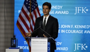 Κατεβαίνει στην πολιτική ο εγγονός του Τζον Φ.Κένεντι – Κατά του Τραμπ με «όπλο» τους ακολούθους στο TikTok