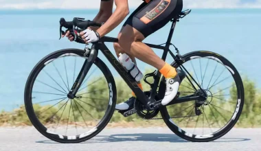 Βίντεο: Tesla που κινείται με τον «αυτόματο πιλότο» αποφεύγει ποδηλάτη την τελευταία στιγμή!