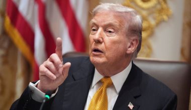 Ο N.Τραμπ προειδοποιεί για «καταστροφή» εάν καταργηθούν οι δασμοί