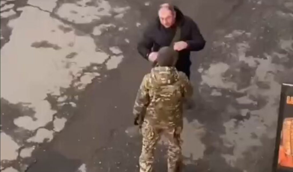 Ουκρανός «βουνό» παίρνει στο κυνήγι στρατιώτη της TCC για να τον «ξαπλώσει» από το ξύλο – Δείτε βίντεο