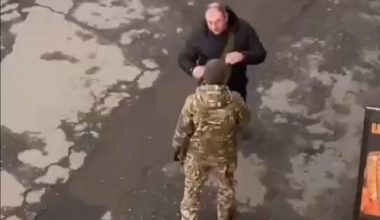 Ουκρανός «βουνό» παίρνει στο κυνήγι στρατιώτη της TCC για να τον «ξαπλώσει» από το ξύλο – Δείτε βίντεο