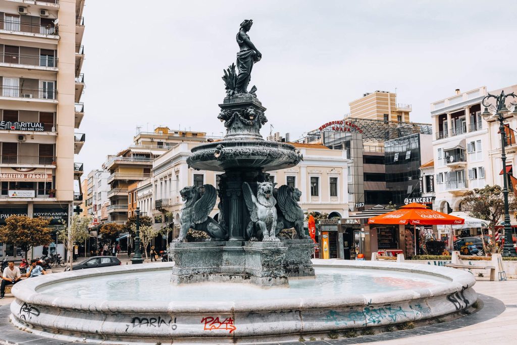 Πάτρα: Kατέρρευσε ξαφνικά 54χρονος στην πλατεία του Αγίου Γεωργίου – Λίγο αργότερα πέθανε