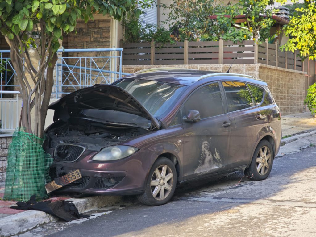 Νίκαια: Από θαύμα δεν έσκασε η χειροβομβίδα που έριξαν οι δράστες του εμπρησμού σε αυτοκίνητο αρχιφύλακα