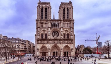 Γαλλία: Πένθιμα κτυπούν οι καμπάνες στην Παναγία των Παρισίων για τα 10 χρόνια από τις επιθέσεις (βίντεο)