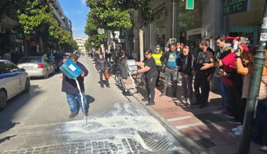 Κτηνοτρόφοι έριξαν γάλα έξω από το γραφείο του Χ.Κέλλα στη Λάρισα (φώτο)