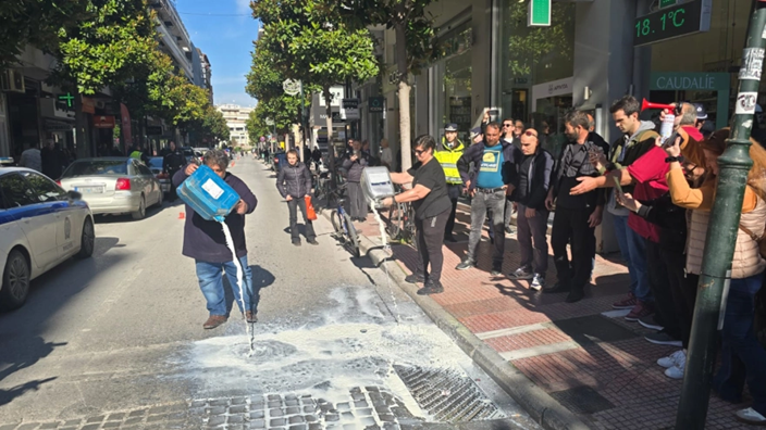 Κτηνοτρόφοι έριξαν γάλα έξω από το γραφείο του Χ.Κέλλα στη Λάρισα (φώτο)