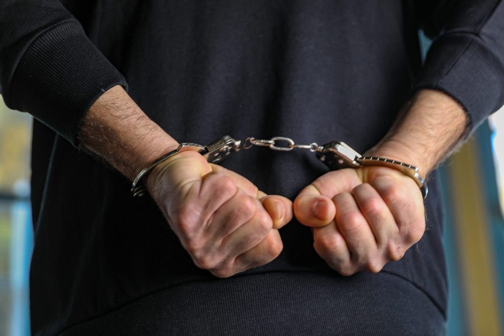 Συνελήφθη Τούρκος στη Θεσσαλονίκη που είχε βαλίστρα, τόξο και όπλα (φώτο)