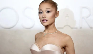 Α.Γκράντε: H στιγμή που influencer ορμά πάνω στην τραγουδίστρια σε πρεμιέρα ταινίας στην Σιγκαπούρη (βίντεο)