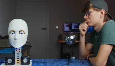 Πολωνός Youtuber κατασκεύασε ρομποτικό κεφάλι με τεχνητή νοημοσύνη που μιμείται τον Αριστοτέλη! (βίντεο)