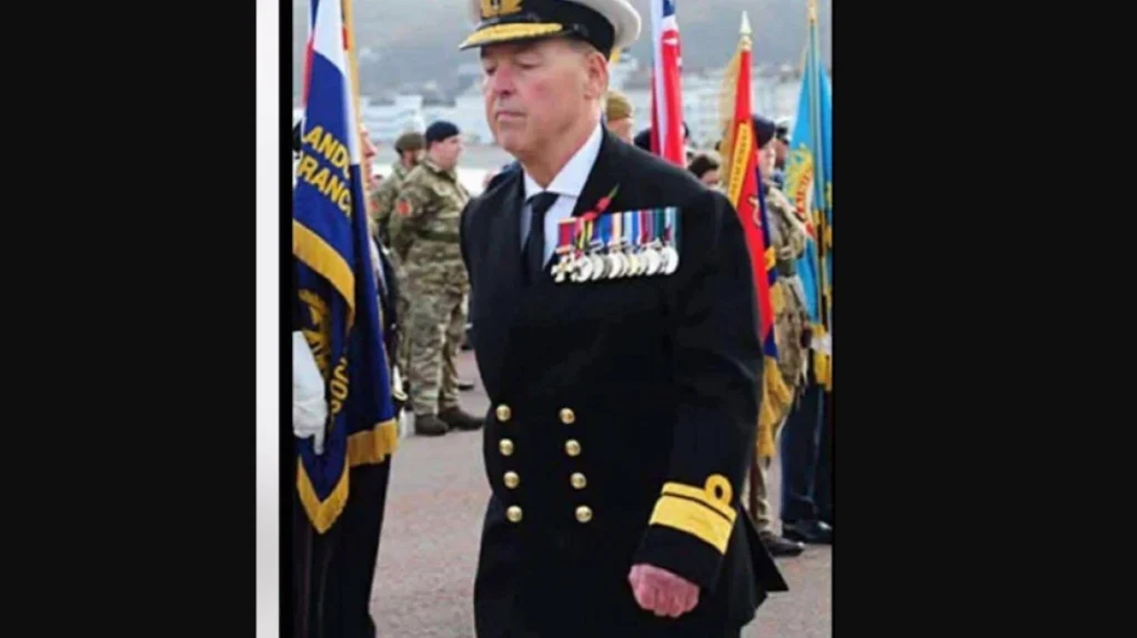 Αντιδράσεις στη Βρετανία: Άνδρας ντύθηκε υποναύαρχος και παρέστη σε τελετή για την Ημέρα των Πεσόντων (φωτο)