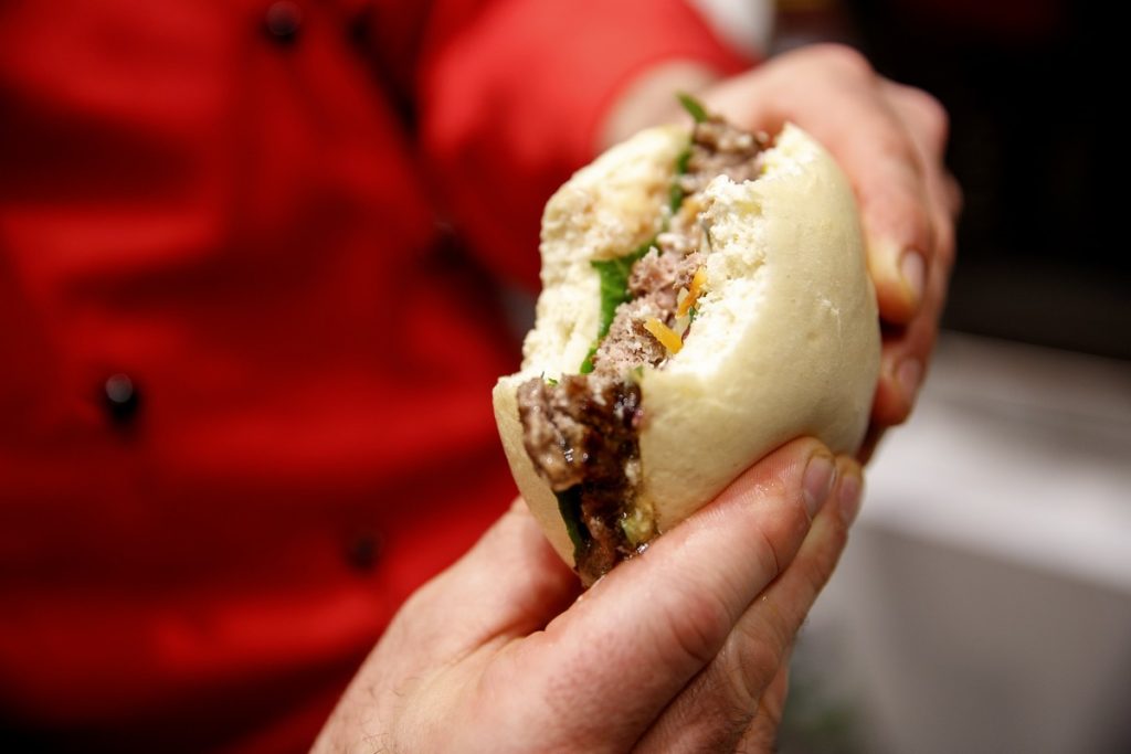 «Ο εγκέφαλος έχει υποστεί ανεπανόρθωτη βλάβη» – Τι είπε ο Μ.Γιαννάκος για τον 22χρονο που κατάπιε αμάσητο μπέργκερ