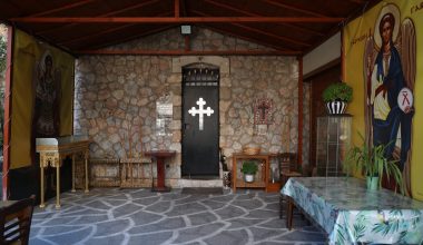 Τα «ρίχνει» στον ρασοφόρο η φερόμενη ως αρχηγός του κυκλώματος ναρκωτικών