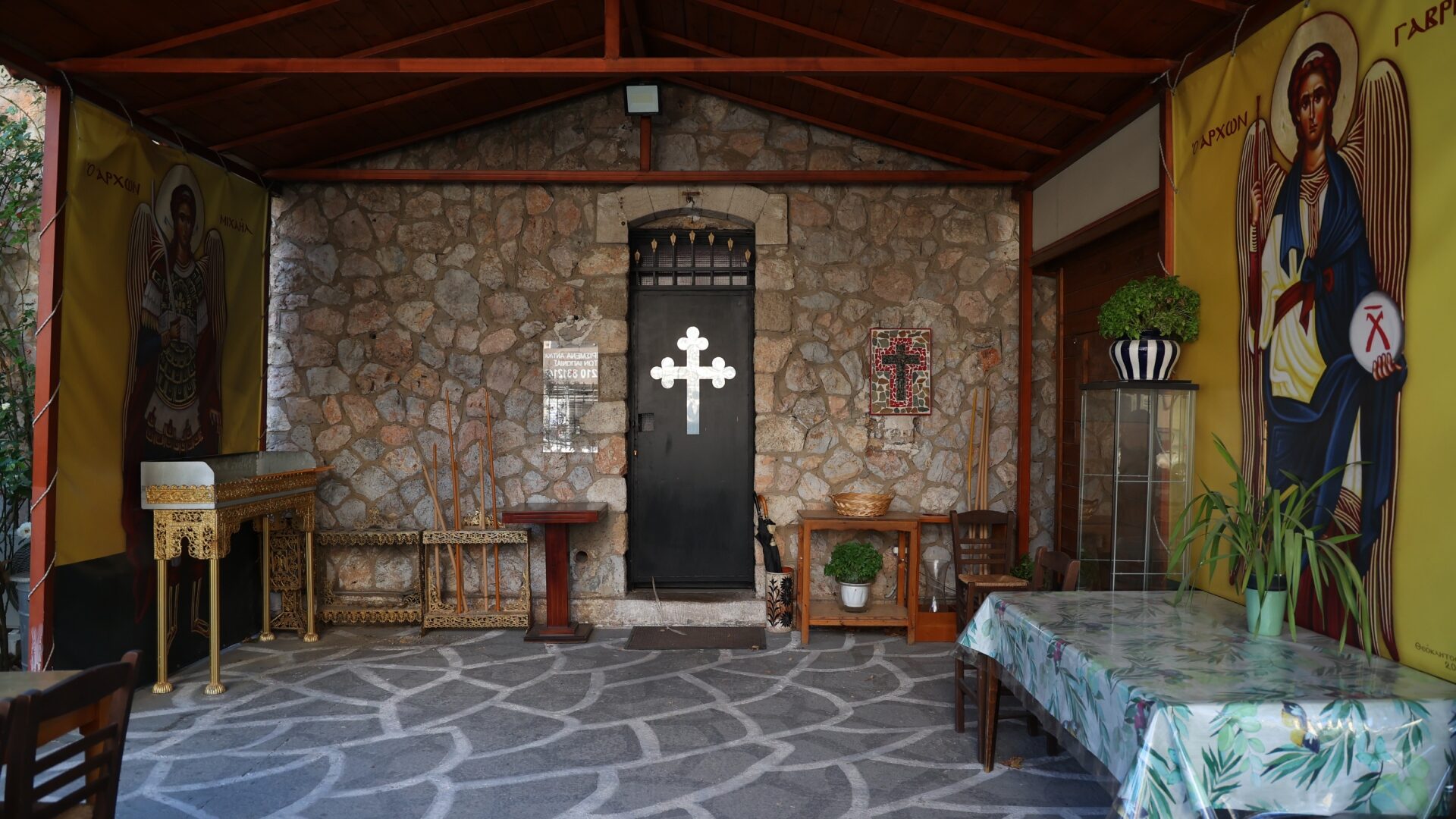 Τα «ρίχνει» στον ρασοφόρο η φερόμενη ως αρχηγός του κυκλώματος ναρκωτικών