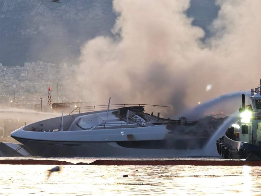 Πειραιάς: Φωτιά σε τέσσερα σκάφη στην Ακτή Θεμιστοκλέους – Βυθίστηκαν όλα (φωτό, βίντεο) (upd2)