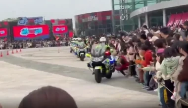 Κίνα: H στιγμή που αστυνομικός πέφτει με μηχανή σε πολίτες κατά τη διάρκεια επίδειξης (βίντεο)