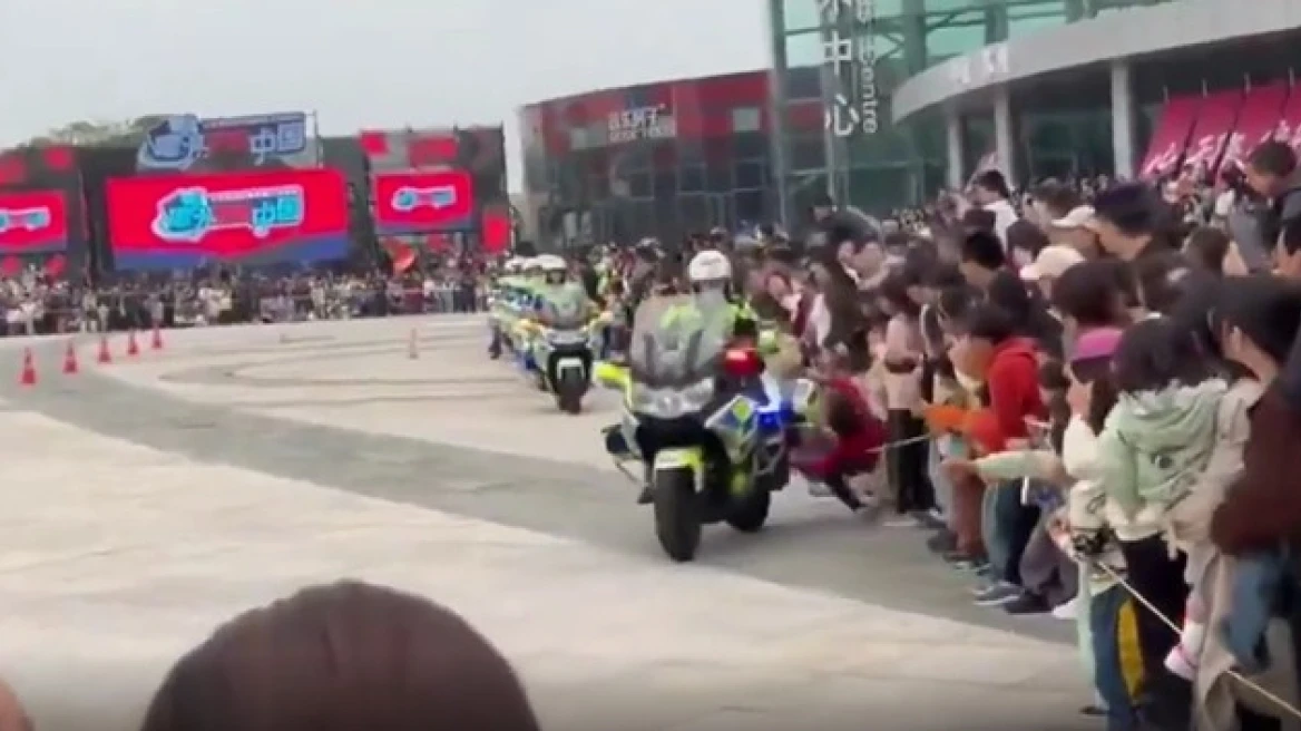 Κίνα: H στιγμή που αστυνομικός πέφτει με μηχανή σε πολίτες κατά τη διάρκεια επίδειξης (βίντεο)