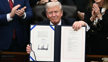 Τέλος μετά από 43 ημέρες το shutdown: Ο Ν.Τραμπ υπέγραψε τη συμφωνία στο Οβάλ Γραφείο (βίντεο)