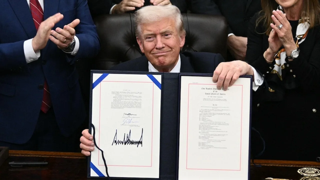 Τέλος μετά από 43 ημέρες το shutdown: Ο Ν.Τραμπ υπέγραψε τη συμφωνία στο Οβάλ Γραφείο (βίντεο)