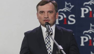 Πολωνία: Οι εισαγγελικές Αρχές ζητούν τη σύλληψη του πρώην υπουργού Δικαιοσύνης – Οι κατηγορίες που αντιμετωπίζει