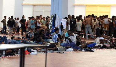 Επιμένει ο Πλεύρης: «Οι παράνομοι μετανάστες είτε θα επιστρέψουν αυτοβούλως είτε θα φυλακιστούν και θα επιστρέψουν»