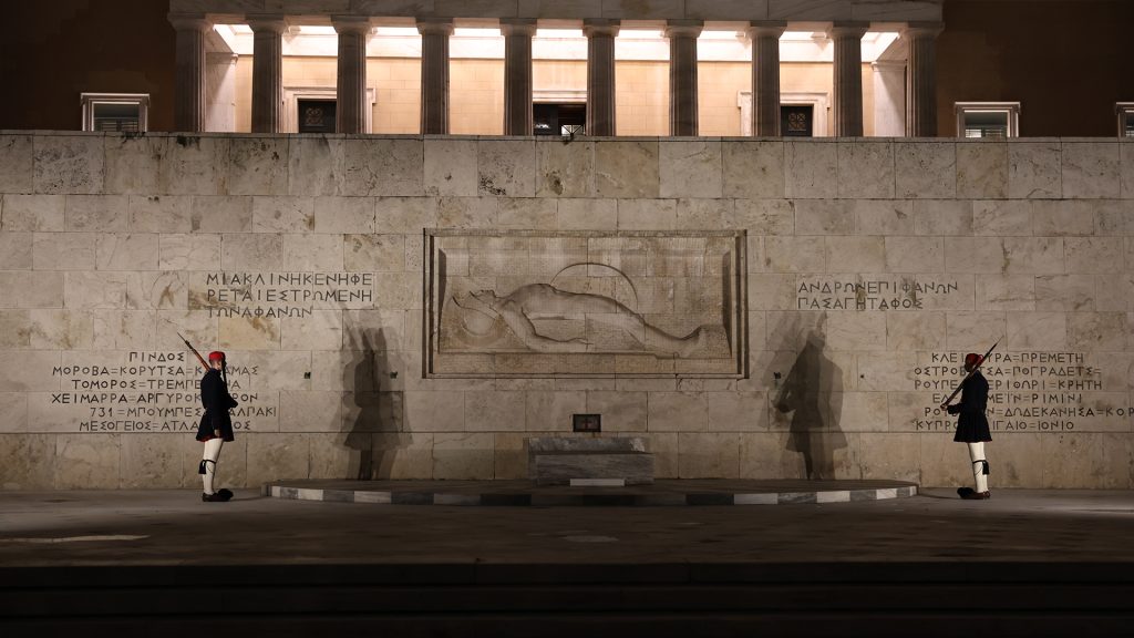 Ένταση ανάμεσα σε μέλη του Ρουβίκωνα και ΜΑΤ στο μνημείο του Άγνωστου Στρατιώτη: 23 προσαγωγές