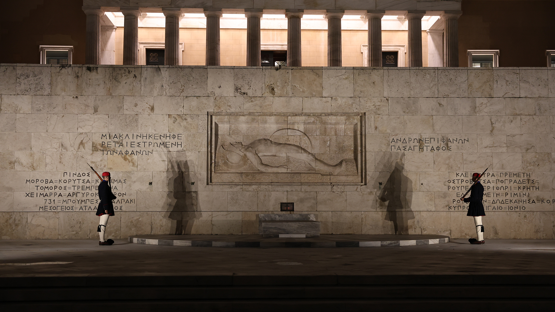 Ένταση ανάμεσα σε μέλη του Ρουβίκωνα και ΜΑΤ στο μνημείο του Άγνωστου Στρατιώτη: 23 προσαγωγές