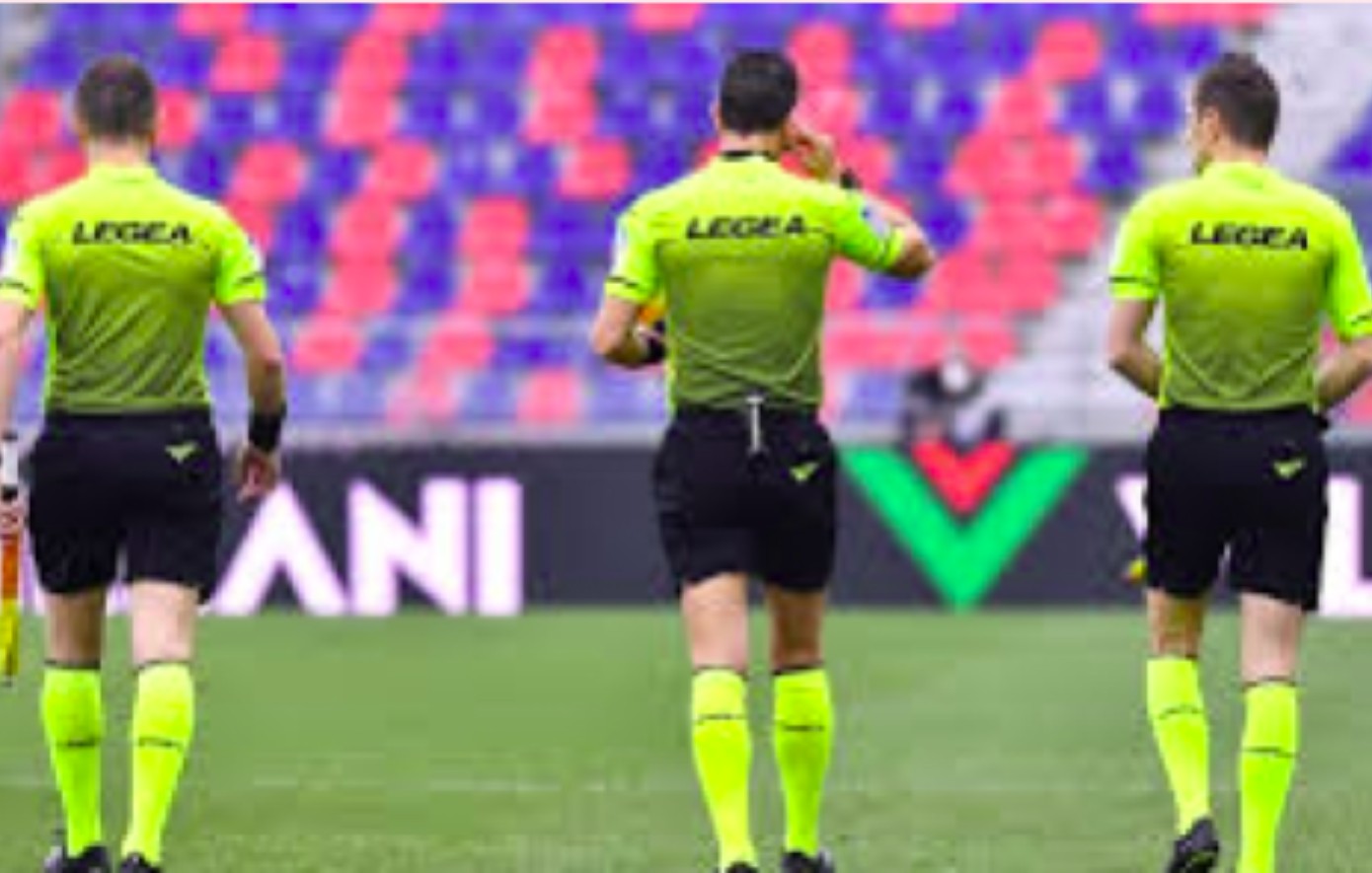 Αλλάζουν όλα στο ποδόσφαιρο: Δύο διαιτητές, κατάργηση των εποπτών γραμμής και περισσότερο VAR