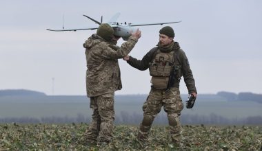 Βίντεο: Η στιγμή που Ρώσοι στρατιώτες σε ταχύπλοο περνούν ανάμεσα από «σμήνος» ουκρανικών drones στον Δνείπερο