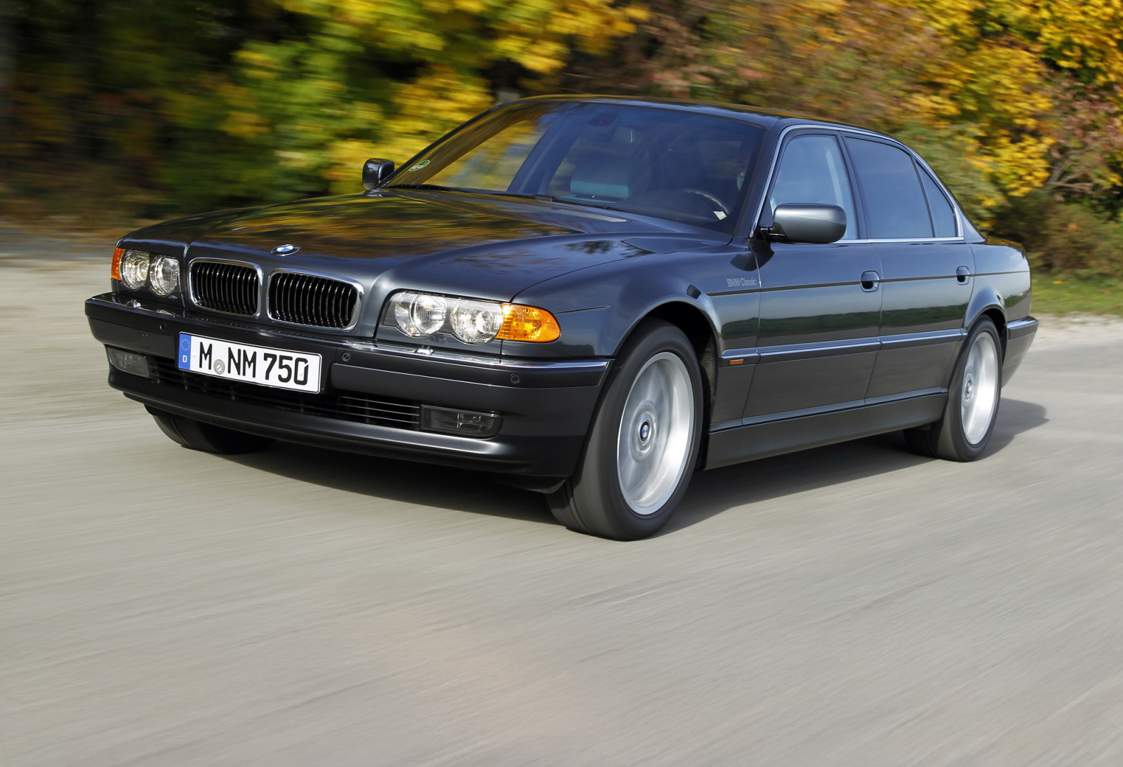 BMW 750i E38: Ναι, μπορεί να την αγοράσει ο «καθένας» (βίντεο)