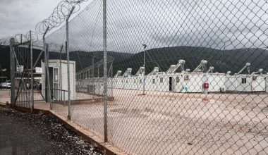 Σέρρες: Ποινή φυλάκισης τριών ετών στους 30 παράνομους μετανάστες για τα επεισόδια στη δομή Σιντικής