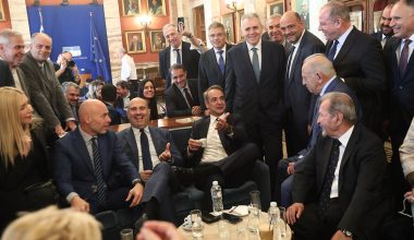 Κ.Μητσοτάκης στον καφέ με τους «γαλάζιους» βουλευτές στο εντευκτήριο της Βουλής: «Εκλογές μετά το Πάσχα του 2027»