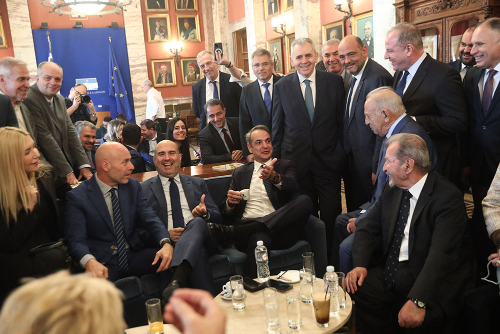 Κ.Μητσοτάκης στον καφέ με τους «γαλάζιους» βουλευτές στο εντευκτήριο της Βουλής: «Εκλογές μετά το Πάσχα του 2027»