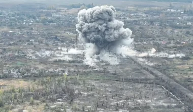 Μίρνογκραντ: Νέα ρωσική αεροπορική προσβολή με τη βόμβα «τέρας» των 3 τόνων κατά Ουκρανών πεζοναυτών