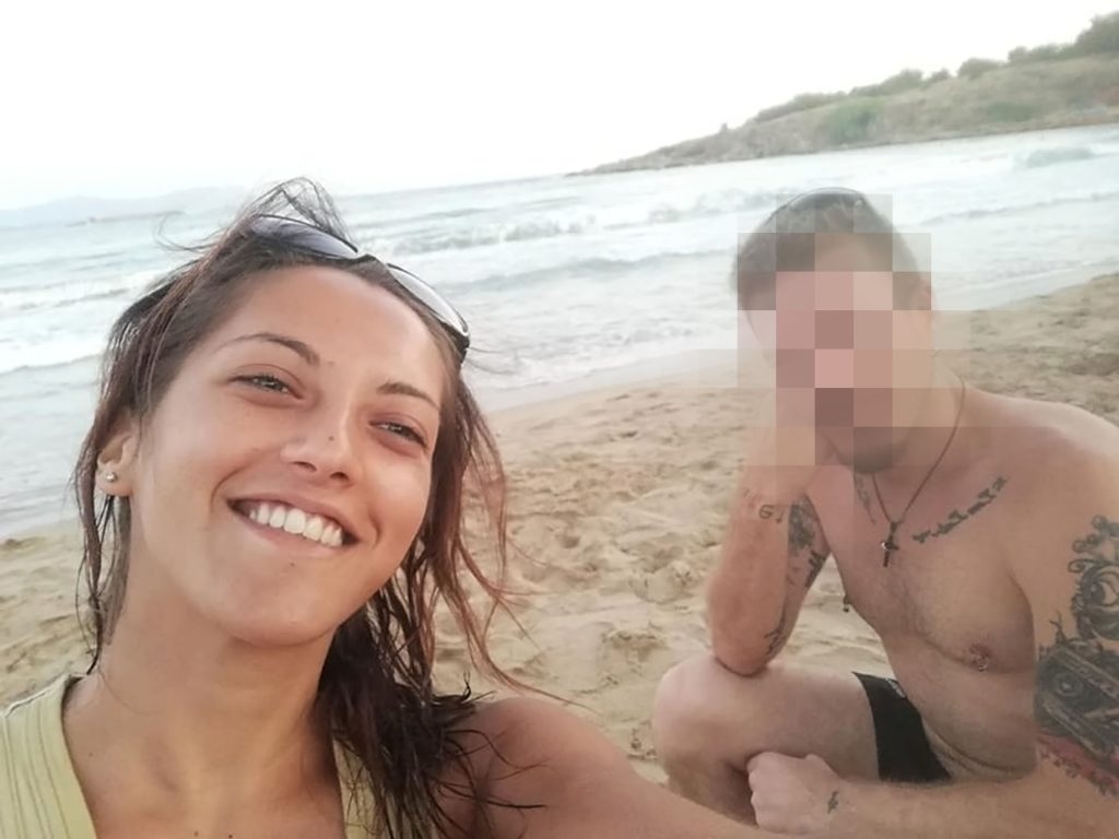 Δολοφονία Κ.Γρίβα: Ελεύθερη με όρους η αξιωματικός υπηρεσίας του ΑΤ Αγίων Αναργύρων