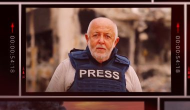 Βίντεο: Ανταποκριτής του BBC προσποιείται ότι δέχεται πυρά από Ρώσους στρατιώτες