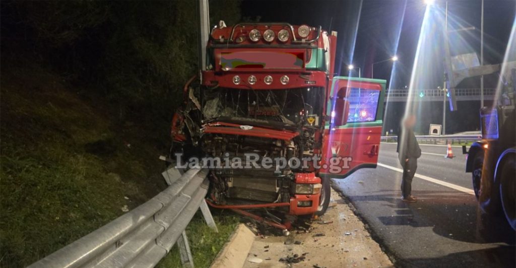 Νταλίκα κομματιάστηκε μετά την εκτροπή της πορείας της στα Καμένα Βούρλα – Δείτε φωτογραφίες