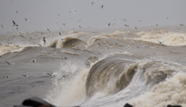 Ιταλία: «Κύμα» κακοκαιρίας πλήττει τη Γένοβα – Ανεμοστρόβιλος προκάλεσε ζημιές στο λιμάνι