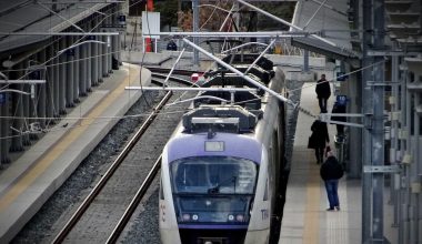 Ταλαιπωρία για 95 επιβάτες: Ακινητοποιήθηκε τρένο της Hellenic Train έξω από τη Λάρισα