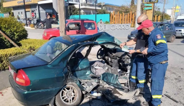 Αυτόπτης μάρτυρας για τροχαίο δυστύχημα στη λεωφ.Λαυρίου: «Κρατούσε το χέρι της συζύγου του ενώ ξεψυχούσε» (βίντεο)